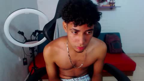 Snapshot of leam_1 chatting on 13, 11, 2025 leam_1 online show from 13, 11, 2025