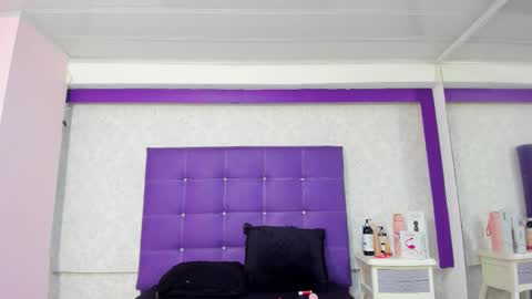 leamoreau__ online show from 14, 10, 2025