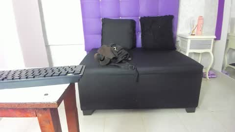 leamoreau__ online show from 4, 11, 2025