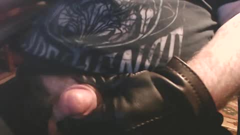 Snapshot of leather_gloves_wanker chatting on 19, 11, 2025 smalldick2inches online show from 19, 11, 2025