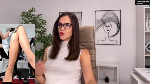 Elle  online show from 17, 11, 2025