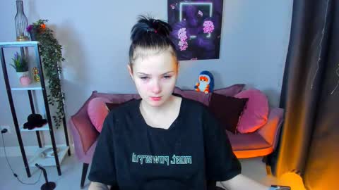 Snapshot of leila_xxbaby chatting on 23, 11, 2025 Leila online show from 23, 11, 2025