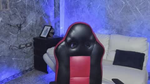 Leo independent model online show from 7, 10, 2025