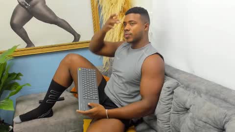 Snapshot of leonardo_jones1 chatting on 17, 11, 2025 Leandro jones online show from 17, 11, 2025