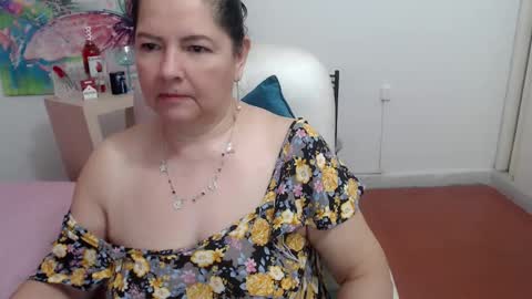 leonela   online show from 15, 10, 2025