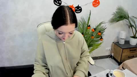 Snapshot of lesley_wins chatting on 12, 10, 2025 Lesley online show from 12, 10, 2025