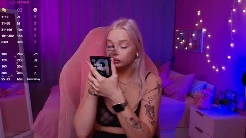 Snapshot of leslie_caronn chatting on 20, 3, 2026 Stacey online show from 20, 3, 2026