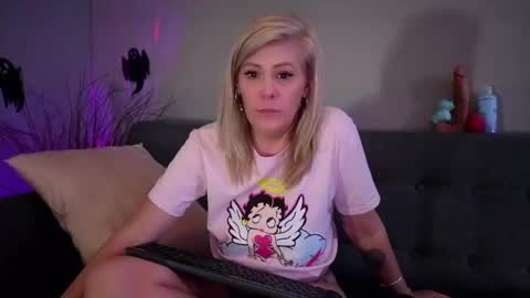 Snapshot of lexi_shocker chatting on 5, 10, 2025 Lexi online show from 5, 10, 2025