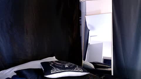 Lia Divina online show from 10, 2, 2025