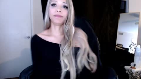 Lia Divina online show from 11, 3, 2025