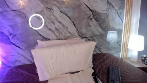 Lia Tompson online show from 11, 11, 2025