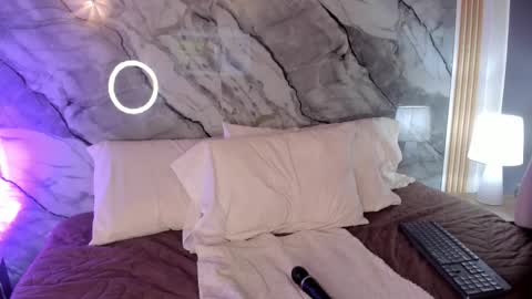 Lia Tompson online show from 12, 11, 2025