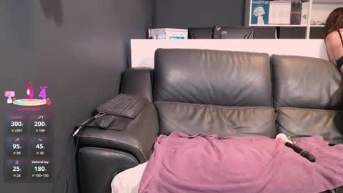 Lili Bertine online show from 8, 9, 2025