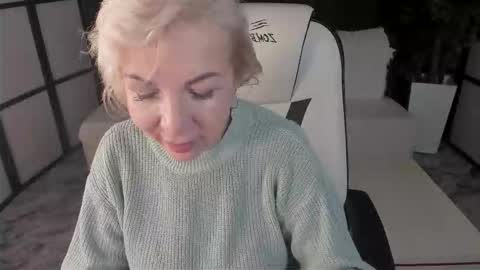 Snapshot of lilia_moons chatting on 14, 11, 2025 Lilia online show from 14, 11, 2025