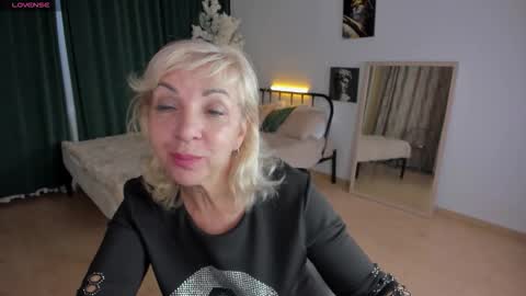 Snapshot of lilia_moons chatting on 18, 11, 2025 Lilia online show from 18, 11, 2025