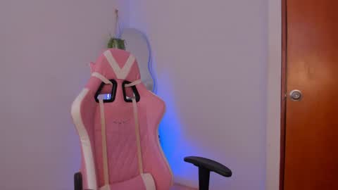 holis soy lily chang no olvides el pulgar arriba es muy importante para mi 3 independent model online show from 28, 1, 2025