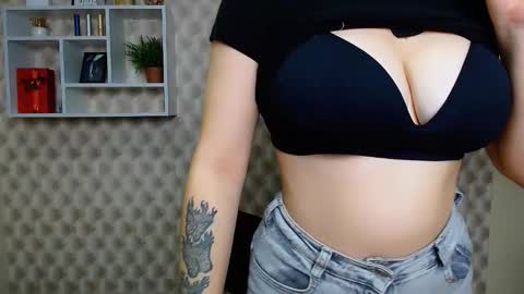 Snapshot of lilianalips chatting on 13, 11, 2025 Liliana online show from 13, 11, 2025