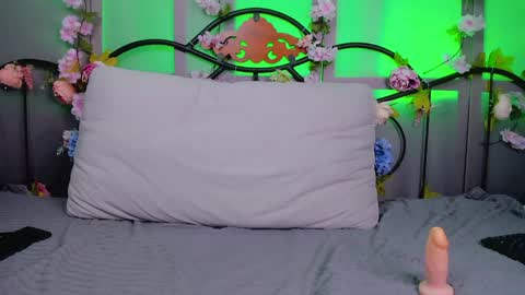 hi guys Im new here Im 18 years oldIve never had sex online show from 1, 2, 2025