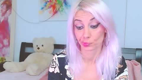 Snapshot of lillianasara chatting on 19, 10, 2025 Lara online show from 19, 10, 2025