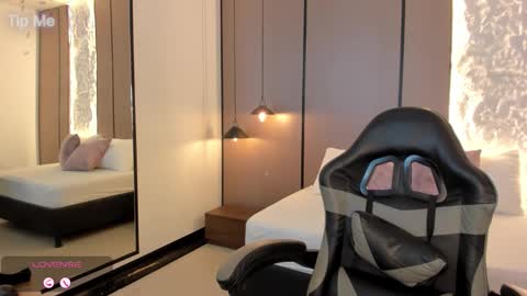 L I L L Y online show from 8, 1, 2026