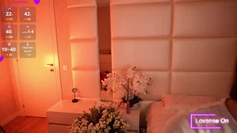 Lilly Colins online show from 10, 10, 2025