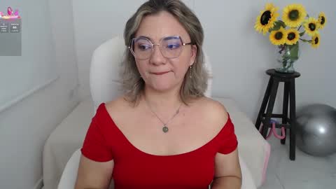 Snapshot of lilly_milf chatting on 13, 9, 2025 Lilly online show from 13, 9, 2025