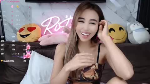 Lily online show from 19, 2, 2025