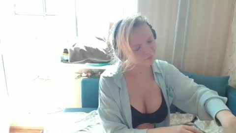 Lily dollyx online show from 10, 9, 2025