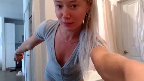 Snapshot of lilyyymonroee chatting on 12, 10, 2025 Lily Monroe online show from 12, 10, 2025