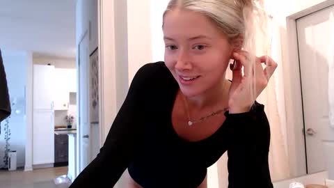 Snapshot of lilyyymonroee chatting on 26, 10, 2025 Lily Monroe online show from 26, 10, 2025