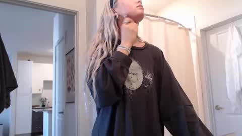 Snapshot of lilyyymonroee chatting on 13, 11, 2025 Lily Monroe online show from 13, 11, 2025