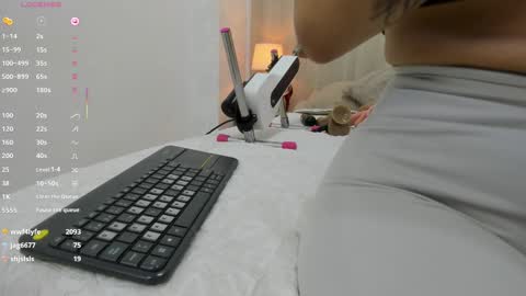 Snapshot of lina_garcia chatting on 2, 3, 2025   online show from 2, 3, 2025