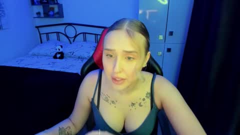 Snapshot of linatruly chatting on 17, 10, 2025 Lina online show from 17, 10, 2025