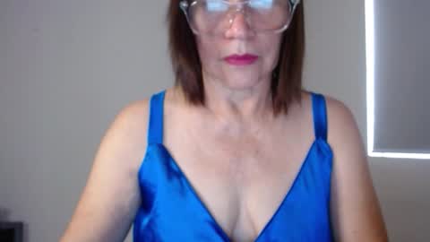Snapshot of linda_hanna1977 chatting on 12, 11, 2025 Linda Hanna online show from 12, 11, 2025