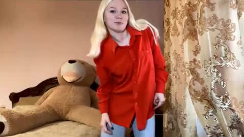 Snapshot of lindabreines chatting on 6, 11, 2025 Luna online show from 6, 11, 2025