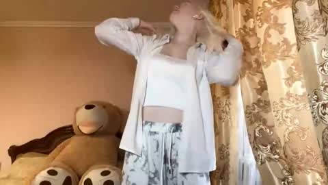 Snapshot of lindabreines chatting on 8, 11, 2025 Luna online show from 8, 11, 2025