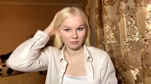 Snapshot of lindabreines chatting on 11, 11, 2025 Luna online show from 11, 11, 2025