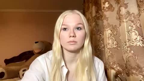 Snapshot of lindabreines chatting on 12, 11, 2025 Luna online show from 12, 11, 2025