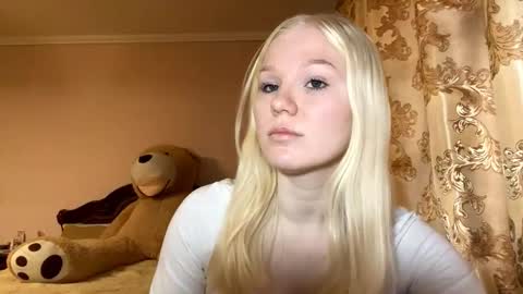 Snapshot of lindabreines chatting on 15, 11, 2025 Luna online show from 15, 11, 2025