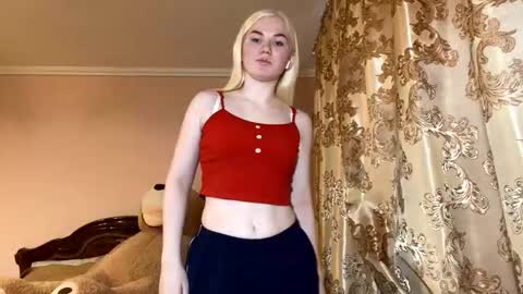 Snapshot of lindabreines chatting on 22, 11, 2025 Luna online show from 22, 11, 2025