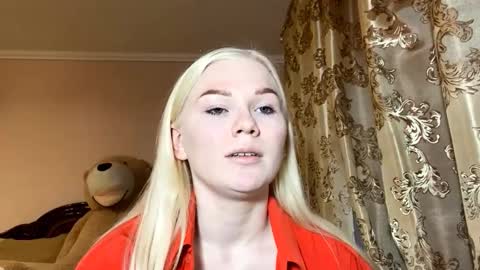 Snapshot of lindabreines chatting on 24, 11, 2025 Luna online show from 24, 11, 2025