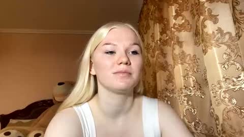 Snapshot of lindabreines chatting on 30, 11, 2025 Luna online show from 30, 11, 2025