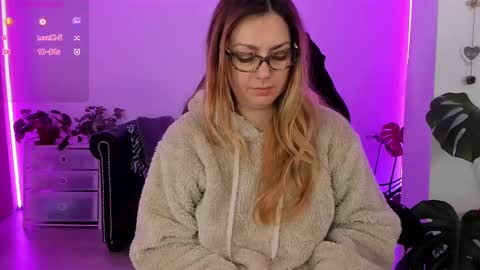 Snapshot of lindawhite_ chatting on 7, 3, 2025 Linda -- online show from 7, 3, 2025