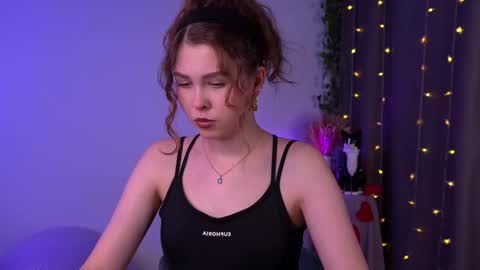 Snapshot of lisa_roses chatting on 13, 11, 2025 Lisa online show from 13, 11, 2025