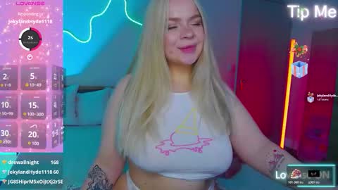 Snapshot of lisacandy1 chatting on 18, 12, 2025 Lisa online show from 18, 12, 2025