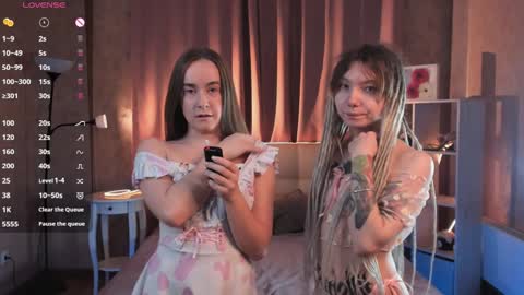 Snapshot of lisanelsona chatting on 17, 1, 2025 Hello our names are Kate and Alice this is our first day here. online show from 17, 1, 2025