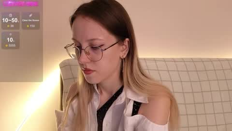 Snapshot of little_bliss chatting on 25, 10, 2025 little_bliss online show from 25, 10, 2025