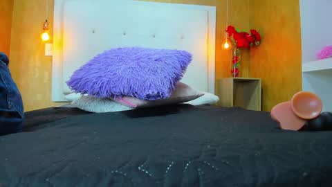 Snapshot of little_jenni chatting on 24, 12, 2024 online show from 24, 12, 2024