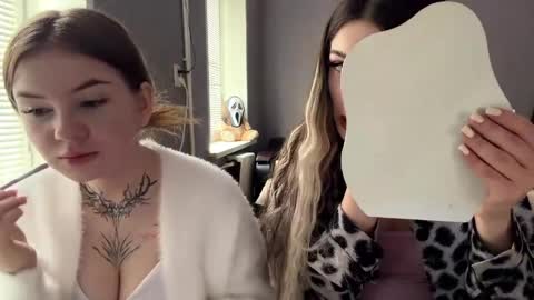 Lara and Lora online show from 27, 3, 2026