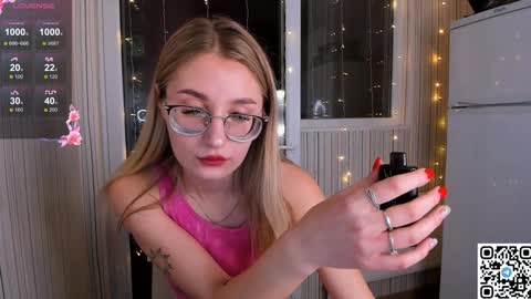 Snapshot of livyybosom chatting on 28, 12, 2024 My name is Livy Nice to meet you Thumbs up please its important online show from 28, 12, 2024